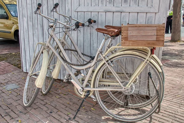 Duas Bicicletas Turismo Idênticas Amarradas Juntas — Fotografia de Stock