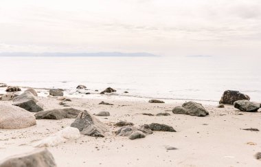 Okyanus kıyısındaki kayalıklar sahnesi