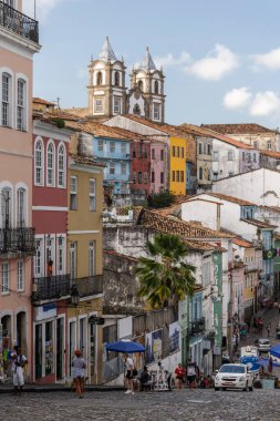 Koloni kilisesine ve tarihi merkezdeki binalara güzel bir manzara