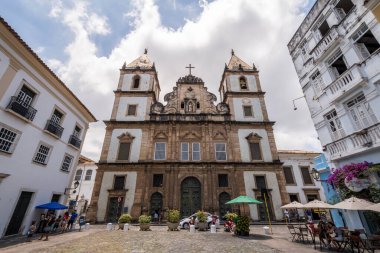 Pelourinho 'nun tarihi merkezindeki eski koloni kilisesine güzel bir manzara.