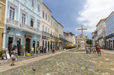 Tarihi merkezdeki büyük haç ve eski koloni kilisesine güzel bir manzara.