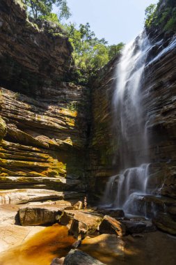 Büyük doğal şelalenin kayalık kanyon üzerindeki güzel manzarası