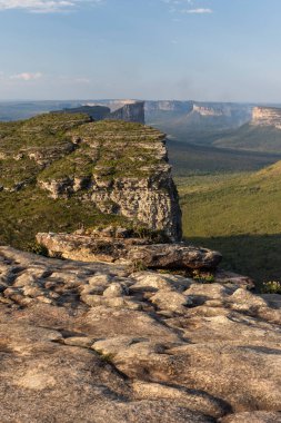 Yeşil Cerrado manzarasında kayalık düz dağlara güzel bir manzara