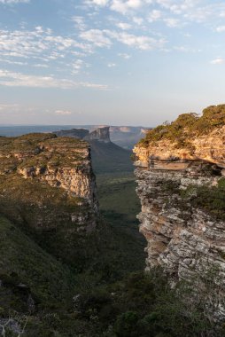 Yeşil Cerrado manzarasında kayalık düz dağlara güzel bir manzara