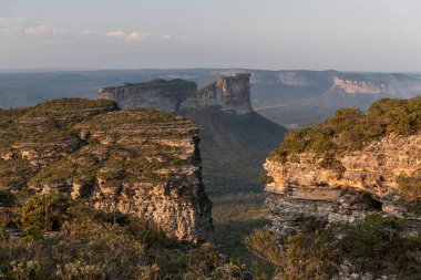 Yeşil Cerrado manzarasında kayalık düz dağlara güzel bir manzara