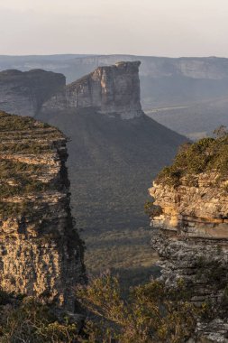 Yeşil Cerrado manzarasında kayalık düz dağlara güzel bir manzara