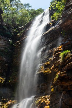 Büyük doğal şelalenin kayalık kanyon üzerindeki güzel manzarası