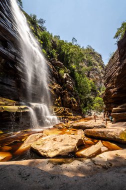 Büyük doğal şelalenin kayalık kanyon üzerindeki güzel manzarası
