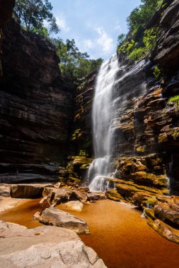Büyük doğal şelalenin kayalık kanyon üzerindeki güzel manzarası