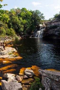 Güzel doğal şelale ve kayalık arazide nehir havuzu.