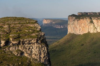 Yeşil Cerrado manzarasında kayalık düz dağlara güzel bir manzara