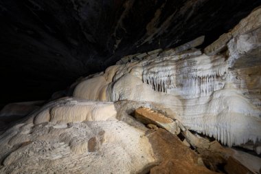 Sarkıtlar ve dikitler ile büyük mağaranın güzel iç manzarası