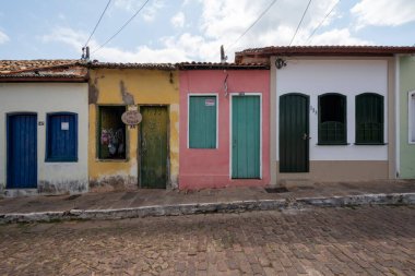 Güzel, eski köydeki rengarenk evlere bakın.