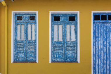 Güzel, eski köydeki renkli, tarihi evlere bakın.