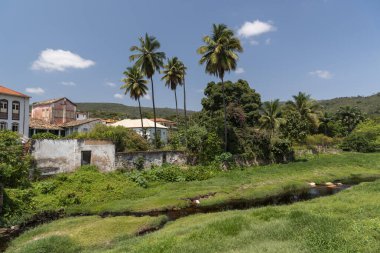Küçük köyün tarihi merkezinde yeşil çimlerle akan küçük bir nehir.