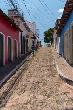 Güzel, eski köydeki tarihi renkli evlere bakın.
