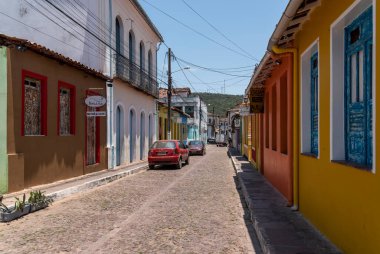 Güzel, eski köydeki tarihi renkli evlere bakın.