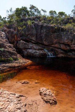 Kayalık nehir üzerindeki doğal karanlık su şelalesinin güzel manzarası.