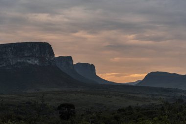 Turuncu günbatımı saatinde düz dağların güzel manzarası