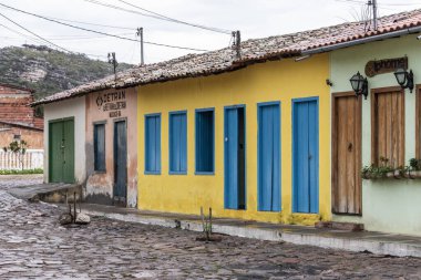 Güzel, eski tarihi köydeki renkli evlere bakın.