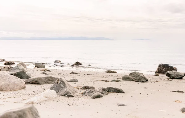 Okyanus kıyısındaki kayalıklar sahnesi