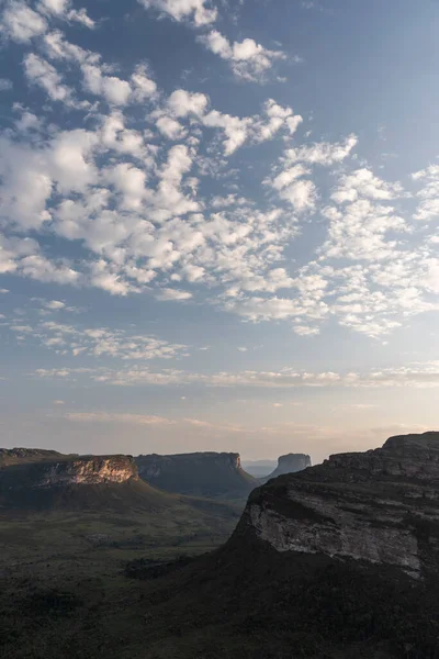 Piękny Widok Skaliste Płaskie Góry Zielonym Krajobrazie Cerrado — Zdjęcie stockowe
