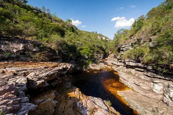 Hermoso Río Natural Con Agua Oscura Paisaje Cerrado — Foto de Stock