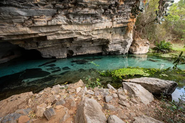 Piękny Widok Naturalną Błękitną Rzekę Wody Wewnątrz Skalistej Jaskini — Zdjęcie stockowe