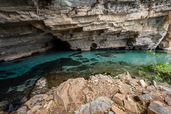 Piękny Widok Naturalną Błękitną Rzekę Wody Wewnątrz Skalistej Jaskini — Zdjęcie stockowe