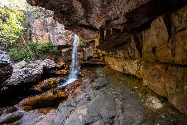 岩の川に自然の暗い水の滝の美しい風景 — ストック写真