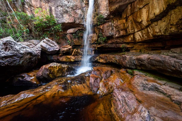岩の川に自然の暗い水の滝の美しい風景 — ストック写真