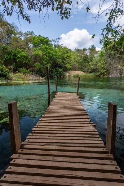 Hermosa Vista Pequeña Plataforma Madera Sobre Río Agua Azul —  Fotos de Stock
