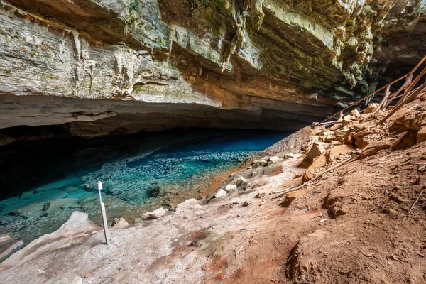 Вид Бассейн Голубой Водой Внутри Скальной Пещеры — стоковое фото