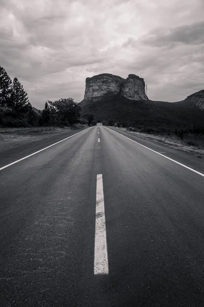 Vista Autopista Expreso Campo Con Gran Montaña Rocosa — Foto de Stock