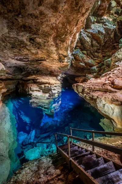 岩石洞内河流上美丽的水晶清澈的蓝色水潭 — 图库照片
