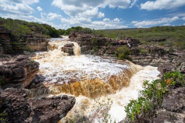 Kayalık nehir manzarasında güzel, güçlü bir şelale.