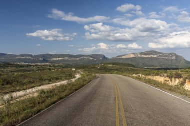 Çevresindeki düz tepeli dağlarla otoyolu ifade etmek için manzara