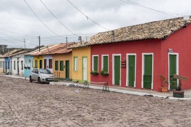 Güzel, eski tarihi köydeki renkli evlere bakın.