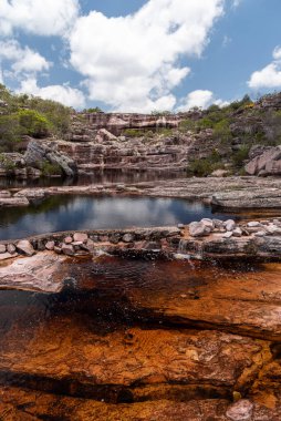 Güzel doğal şelale ve kayalık arazide nehir havuzu.