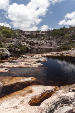 Güzel doğal şelale ve kayalık arazide nehir havuzu.