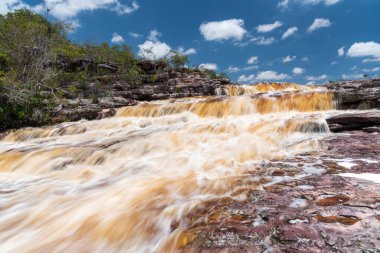 Güzel doğal nehir şelalesi kayalık arazide akıyor.