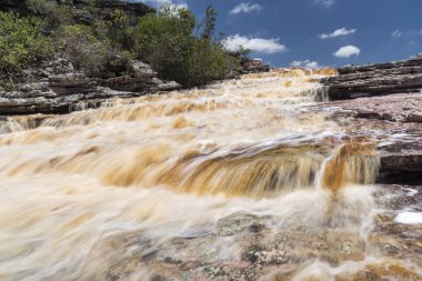 Güzel doğal nehir şelalesi kayalık arazide akıyor.