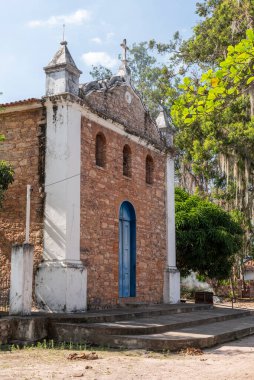 Küçük tarihi köydeki eski koloni kilisesinin tuğla cephesine bakın.