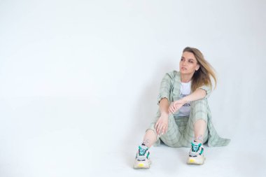 Stüdyoda poz veren güzel kız.