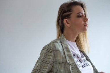 Stüdyoda poz veren güzel kız.