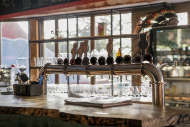 Soğuk biranın altında musluklar olan boş bir bar