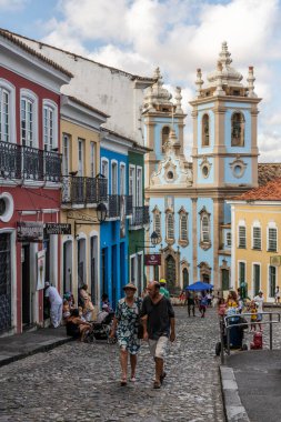Salvador, Bahia, Brezilya 'nın tarihi şehir merkezindeki koloni kilisesine ve binalara güzel bir manzara