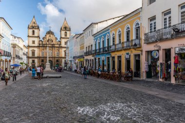 Geçmek için güzel bir manzara ve tarihi sömürge kilisesi ve binaları