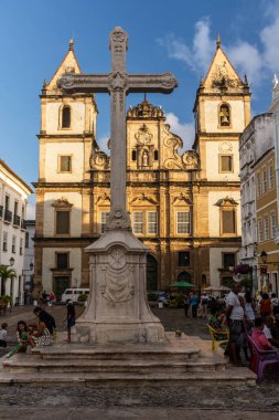 Geçmek için güzel bir manzara ve tarihi sömürge kilisesi ve binaları