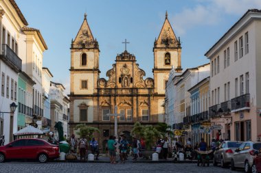 Salvador, Bahia, Brezilya 'nın tarihi şehir merkezindeki koloni kilisesine ve binalara güzel bir manzara
